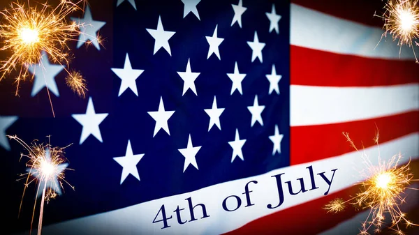 7月4日ハッピー アメリカ独立記念日の背景テンプレートグリーティングカード アメリカの国旗と輝く輝きの花火を振って — ストック写真