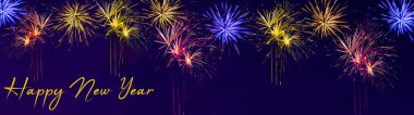 Mutlu yıllar Silvester arka plan panorama uzun soluklu havai fişekler koyu mavi gece gökyüzünde