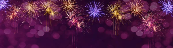 Silvester Yeni Yıl Panorama uzun soluklu, koyu pembe gece gökyüzünde bokeh ışıklarıyla