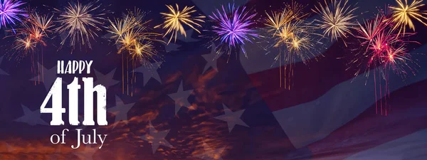 7月4日のハッピー独立記念日の背景バナーパノラマテンプレートグリーティングカード 日没時にアメリカの旗 愛国的なお祝いと輝く花火を振って 抽象的な組成 — ストック写真