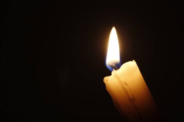 Yakın yanan mum alevi 