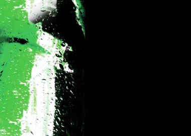 Kristal şişede tatlı su damlaları