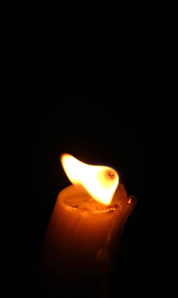 关上燃烧的烛焰 — 图库照片