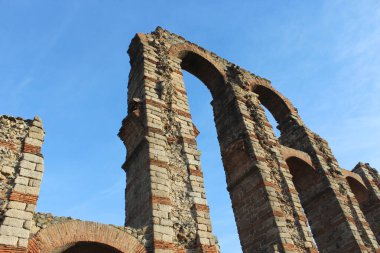 Merida 'nın klasik su kemerinin güzel bir görüntüsü.