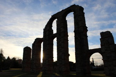 Merida 'nın klasik su kemerinin güzel bir görüntüsü.