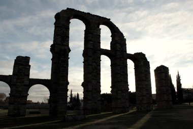 Merida 'nın klasik su kemerinin güzel bir görüntüsü.