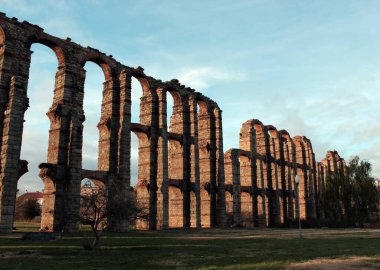 Merida 'nın klasik su kemerinin güzel bir görüntüsü.