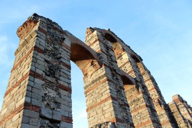 Merida 'nın klasik su kemerinin güzel bir görüntüsü.