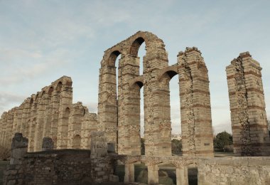Merida 'nın klasik su kemerinin güzel bir görüntüsü.