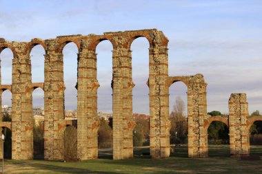 Merida 'nın klasik su kemerinin güzel bir görüntüsü.