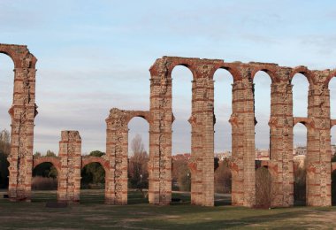 Merida 'nın klasik su kemerinin güzel bir görüntüsü.