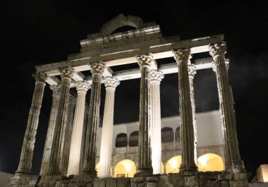 Merida 'daki Diana Tapınağı' nın güzel bir görüntüsü.