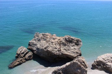 Plaj fotoğrafındaki güzel kayalar.