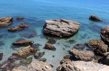 Plaj fotoğrafındaki güzel kayalar.