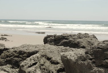 Sahildeki taşların güzel görüntüsü.