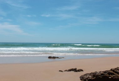 Güzel kayalık plaj bölgesinin NIce görüntüsü