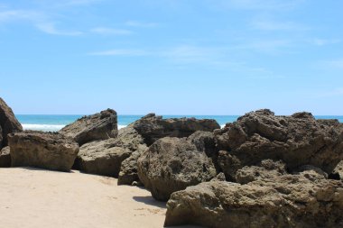 Güzel kayalık plaj bölgesinin NIce görüntüsü