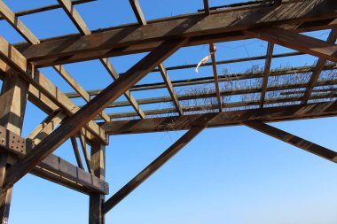 Eski ahşap yapının güzel bir görüntüsü.