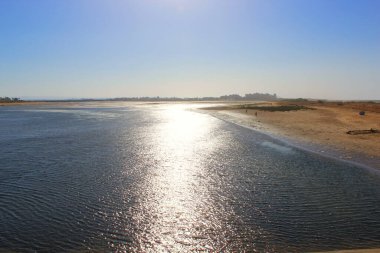 Su sahili fotoğrafı çok güzel.