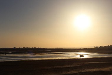 Plajda günbatımının NIce görüntüsü