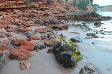Güzel kayalık plaj bölgesinin NIce görüntüsü
