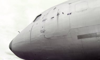 Eski metal uçakların güzel bir görüntüsü.