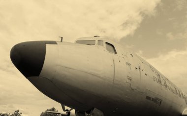 Eski metal uçakların güzel bir görüntüsü.