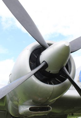 Eski metal uçakların güzel bir görüntüsü.