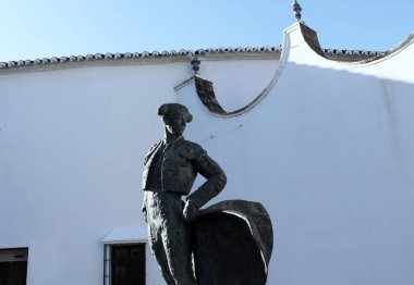 Ronda boğa güreşçisi heykelinin güzel resmi.
