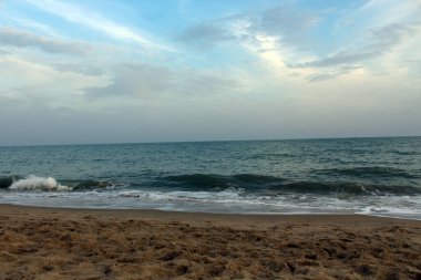 Güzel bir plaj fotoğrafı.