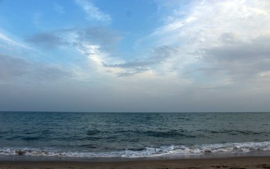 Güzel bir plaj fotoğrafı.