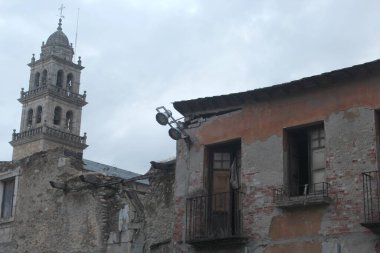 Terk edilmiş eski evin güzel bir resmi.