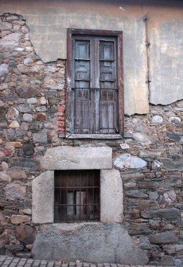 Terk edilmiş eski evin güzel bir resmi.