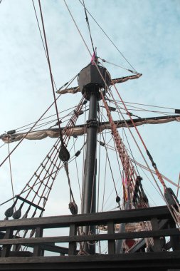 Eski geminin güzel bir resmi.