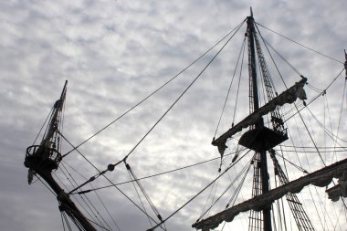 Eski bir korsan gemisinin güzel bir görüntüsü.