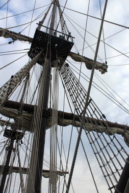 Eski bir korsan gemisinin güzel bir görüntüsü.