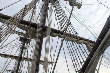 Eski bir korsan gemisinin güzel bir görüntüsü.