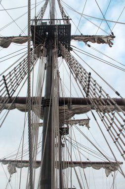 Eski bir korsan gemisinin güzel bir görüntüsü.