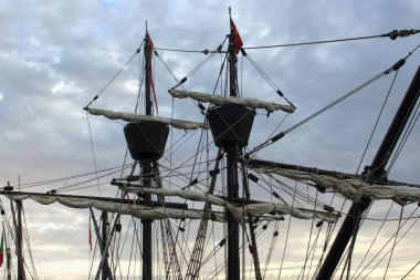 Eski bir korsan gemisinin güzel bir görüntüsü.