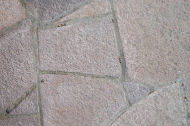 Taş döşeme, taş duvar, düz kiremitler.