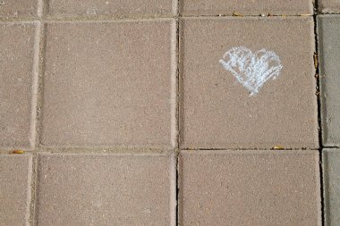 Asfalta tebeşir çizimi, küçük kalp, çocuk çizimi, fayans,,
