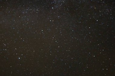 Polaris 'in etrafındaki iki gökyüzünde özel yıldız izleri var.