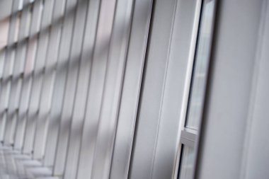 Binanın etrafında demir çitler dövülmüş. Yumuşak seçici odaklanma. Bulanık önplan ve arkaplan