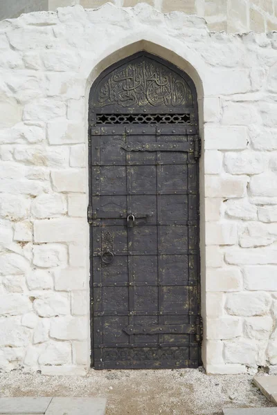 Ijzeren Poort Met Rode Bakstenen Muur Oude Rustieke Industriële Loft — Stockfoto