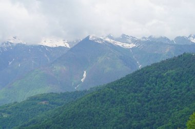 Köyde balkonları olan güzel kulübeler kış günü kayak merkezindeki dağların arasında.