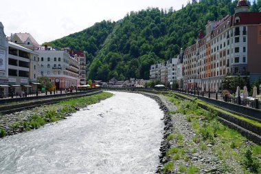 Köyde balkonları olan güzel kulübeler kış günü kayak merkezindeki dağların arasında.