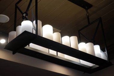 İçerideki masada mum yakmak.