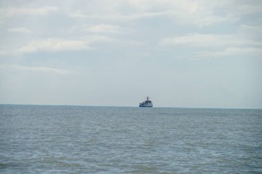 Dalgaların arasında bir gemi