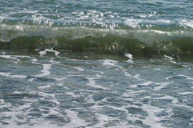 Dalgalarda fırtına ve köpük
