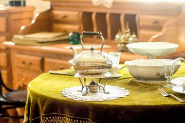 Kaliteli demir çaydanlık, yeşil masa örtüsü.